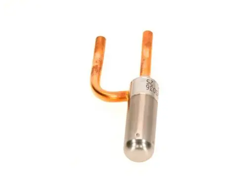 BOSCH Expansionsventil mit einem zylindrischen Metallkörper und zwei Kupferrohren. Es ist für Kühlsysteme konzipiert.